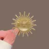 Broche de Girasol Elegante de Gama Alta Estilo 2026 con Adornos Completos de Diamante y Perla, Broche Versátil para Traje