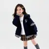 Cardigan longo com capuz e patchwork xadrez da moda, novo estilo primavera/outono, casaco casual doce e fofo estilo coreano com desenho animado para crianças mais velhas