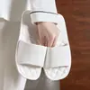 Chinelos dobráveis populares para mulheres para uso em casa, viagens e estadias em hotéis; leve e confortável para o banho; também disponível para homens