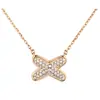 Collar Cruz Blanco Perla Madre Oro V Estilo Reina Shangmei Tallado de Precisión CNC Chapado en Oro Rosa de 18K Cadena Clavicular Retención de Color Larga Duración