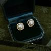 Pendientes sencillos de perlas de agua dulce con circonita cuadrada para mujer, de alta gama, ligeros, de lujo, de estilo nicho, de moda sencilla para otoño e invierno.