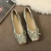 Sapatilhas lisas estilosas de cor lisa, caimento solto, estilo slip-on 2026, da moda, para puxar, par de nicho para combinar com saias, sapatilhas francesas antiderrapantes femininas