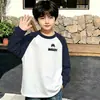 Camiseta de algodão puro com blocos de cor e mangas compridas para meninos, peça básica para primavera/outono, nova blusa raglan estampada elegante e versátil para meninos