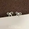 Sistema de color Maillard retro nicho minimalista de alta gama aretes de mariposa para otoño e invierno versátiles simples para el día a día