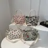 Bolso de Mano Casual de Moda para Primavera y Verano, Estilo Versátil de Hombro y Mano, Nuevo Bolso Cubo Artístico Simple para el Día a Día 2026