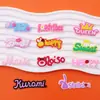 Marca de Letra Parche Adhesivo Suave Accesorios DIY Funda de Teléfono Móvil Agujero Zapatos Taza de Agua Pegatina Pasador Accesorios para el Cabello Zapatos Hebilla de Flor Accesorios de PVC