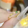 Anillo Delgado de Piedras Preciosas de Colores de Alta Definición Versa Xiaohongshu para Mujer, Chapado en Oro de 18 Quilates, Zirconio Diamante Brillante Microincrustado, Dedo Simple y de Alta Gama