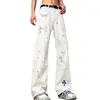 Calça jeans masculina estilo americano, de rua, com efeito desgastado e cruz, apresentando um design único de strass, perna reta com lavagem, levemente alargada.