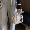 Bolsa de tecido vintage de nicho de alta qualidade para mulheres, nova bolsa transversal versátil de outono de 2026, bolsa almofada de mão super popular