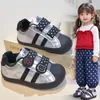 Novos Sapatos de Bebê para Meninas Tênis Esportivos Infantis Meninos Solado Macio Primavera e Outono Biqueira Shell Desenho Animado Fofo Tênis de Lona 2026