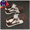 Sapatos Agan com sola macia para mulheres, com aumento de altura oculto, tênis de treino alemães, novo estilo outono 2026, versáteis, leves, tênis casuais esportivos para mulheres