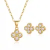 Brincos de Tarraxa e Conjunto de Colar com Pingente de Trevo de Quatro Folhas Cravejados com Zircônia Cross Venda Quente Criativo Versátil para o Dia a Dia Corrente para Clavícula Conjunto Feminino