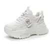 Tenis dad blancos y negros que aumentan la altura para mujer con suelas de amortiguación de aire, nuevos de otoño 2024, tenis blancos casuales versátiles de suela gruesa