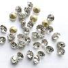 Venta al por mayor protección ambiental diamantes de imitación Guomao 9.5#-12# Perforación de fondo puntiagudo de vidrio Redondo Blanco contenido de plomo inferior a 90ppm