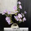 Flores artificiais no estilo das pequenas flores silvestres de Monet, com uma sensação de pintura a óleo, pequenos detalhes florais para decoração de corredor de casamento e folhagem de base.