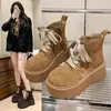 Botas Curtas Martin Marrom Maillard 2025 Outono/Inverno Novo Estilo Plataforma Ultra Grossa Aumentadora de Altura Cadarço Retrô Botas Amarelas para Mulheres