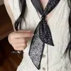 Lenço de seda estampado paisley preto e branco simples com botões de contas de madeira, estilo coreano, elegante e versátil, adequado para o trabalho, como um pequeno lenço de pescoço para camisas