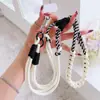 Venta al por mayor del fabricante Nuevo estilo coreano Lanyard de color para teléfono móvil Cuerda larga Correa diagonal para niñas Cuerda Anti-pérdida Nudo plano fuerte Tejido