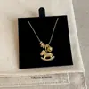 Collar Colgante de Caballo Mecedora con Circonita Dorada para Mujer, Lujo Ligero, Estilo Único, Cadena de Suéter Choker de Moda y Versátil