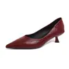 Tacón de aguja rojo estilo nuevo piel suave punta fina suela blanda zapatos de cuero retro zapatos de vestir tacones altos para mujer sensación de alta gama antideslizante