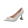 33 saltos agulha de comércio exterior moda AliExpress tamanho raso tamanho 43 sapatos de peça única primavera e outono sapatos com fivela de metal branco vermelho