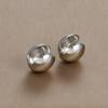 Brincos de pino de botão de bola de nicho europeu e americano semicírculo latão banhado a ouro 18K estilo retrô frio elegante brincos simples moda