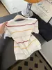 Camiseta de punto de manga corta con cuello redondo y rayas blancas para mujer, adecuada para usar en capas o sola, estilo corto con hombros normales, verano 2026