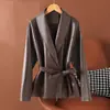Chaqueta de cuero para mujer estilo europeo y americano, nuevo modelo otoño 2026, abrigo de piel de cordero con cuello esmoquin, moda al por mayor de tallas grandes