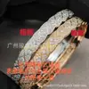 Pulsera Acolchada Coco Estilo Chanel de Lujo Ligero y de Gama Alta, Chapada en Oro V con Oro Amarillo Rosa de 18 Quilates, Versiones Ancha y Estrecha, Diseño Abierto, Completamente Incrustada con Diamantes