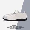 Zapatillas de entrenamiento blancas lechosas alemanas para mujer, de suela blanda, ligeras, zapatos blancos retro, zapatos casual de cuero versátiles para ir al trabajo de otoño 2026