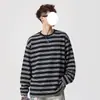 Camiseta de manga larga a rayas para hombre, estilo americano, corte relajado, adecuada para primavera y otoño, con cuello redondo holgado y un moderno diseño color block para un look casual.