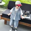 X299 Conjunto de Verão para Meninos Roupas Infantis Estilo Coreano Colete Jeans Camiseta de Manga Curta Shorts Conjunto de Três Peças Roupas Infantis