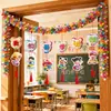 Decorações para a volta às aulas para escola primária e jardim de infância, atmosfera de cerimônia, guirlandas de bandeirinhas, arranjos de cena para sala de aula, guirlandas de lamê, decorações suspensas