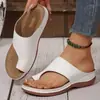 Comercio exterior transfronterizo 2025 verano nuevo casual talla grande sandalias de cuña con tira para el dedo del pie de playa para mujer para uso en exteriores