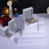 Caja de Joyería Blanca de Piel Sintética para Anillos, Collares, Pulseras y Accesorios, Caja de Almacenamiento, Caja de Regalo con Estampado Dorado