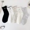 Calcetines para niñas Yishuangshuang, nuevos calcetines de otoño e invierno con forma de corazón de dibujos animados hasta la mitad de la pantorrilla, algodón peinado, calcetines estilo Miu con letras y caras sonrientes para estudiantes