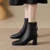Botas estilosas de tornozelo, nova coleção outono/inverno 2026, pretas de salto alto, salto grosso, bico quadrado, cano curto, elásticas, botas justas