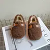 Sapatos Peludos para Meninas Sola Macia de Bebê Sapatos para Crianças Pequenas 2025 Inverno Novo Estilo Coreano Moda Pelúcia Sapatos Gorro para Crianças Pequenas e Médias