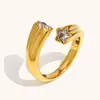Anillo Abierto de Acero Inoxidable Chapado en Oro de 18K con Zirconia Cruzada Europea y Americana de Estrella de Cinco Puntas Elegante Creativo de Gama Alta Nicho Joyería de Mano