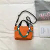 Bolso tote de estilo outdoor con bloques de color para mujer, con múltiples bolsillos, diseño cruzado, un bolso de hombro casual y versátil, y una práctica bolsa para el teléfono para el uso diario