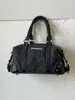 Bolsa de ombro feminina quadrada pequena transfronteiriça, nova coleção outono/inverno 2026, bolsa bowling retrô de camurça, bolsa de ombro simples