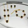 Venta Directa de Fábrica Más Vendido Set de Tres Piezas Chapado en Oro Acero Inoxidable Hoja de Cinco Pétalos Collar, Pulsera, Aretes, Diseño de Planta y Flor