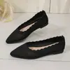 Sapatos casuais femininos pretos respiráveis em malha fly-knit, bico fino, sola plana, corte baixo, novo modelo de verão, sapatos confortáveis com sola macia