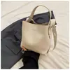 Bolsa de mão com padrão de lichia feminina 2024 nova bolsa de nicho da moda da Coreia do Sul bolsa de ombro transversal