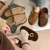 Fivela Solado Grosso Inverno Slip-on Chinelos Plus Confortáveis Mules Tira de Couro Retro Veludo Algodão Quente 2026 Chinelos Feminino Uso Externo