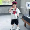 Roupas de Verão para Meninos 2026 Novo Estilo Roupas Infantis Estilo Coreano Manga Curta Shorts Conjunto de Duas Peças Tendência Terno Casual para Menino