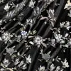 Tecido de veludo de seda com bordado de flor de magnólia entrelaçada, apresentando adornos de lantejoulas, em estilo chinês tradicional, adequado para trajes de cerimônia do chá e vestidos formais, com bordado tridimensional intrincado