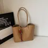 Bolso bandolera simple de gran capacidad para el día a día, nuevo modelo principios de otoño 2026, bolso tote de color liso único y dulce, bolso de hombro elegante