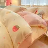 Lindo y fresco conjunto de cuatro piezas de terciopelo de leche de dibujos animados para otoño e invierno, engrosado y cálido, con una funda de edredón de felpa, y un conjunto de tres piezas adecuado para estudiantes