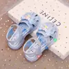 Sandalias para Niña Verano 2026 Nuevos Zapatos de Princesa con Luces de Punta Cerrada para Niños Bebé Antideslizantes Dibujos Animados Zapatos de Cristal